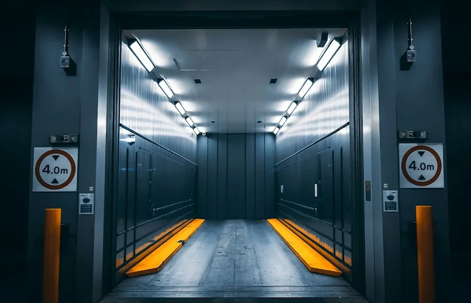Elevador de carga com cabine metálica e piso reforçado