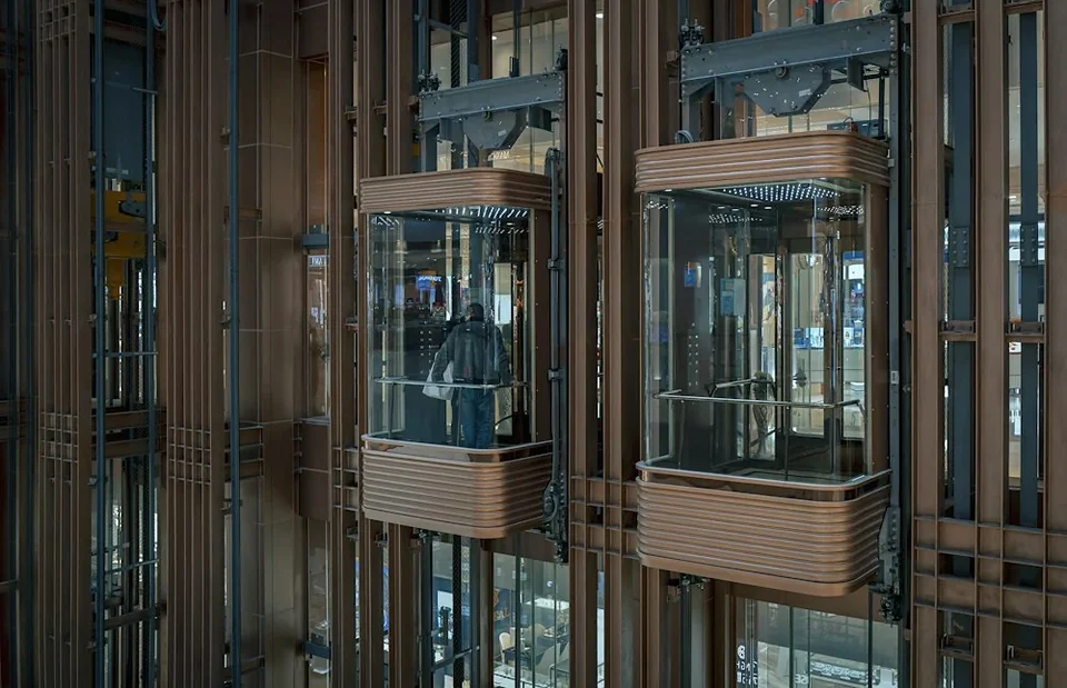 Elevadores panorâmicos de vidro em edifício