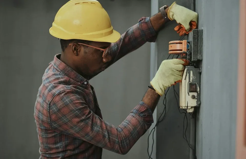 Técnico trabalhando em painel elétrico